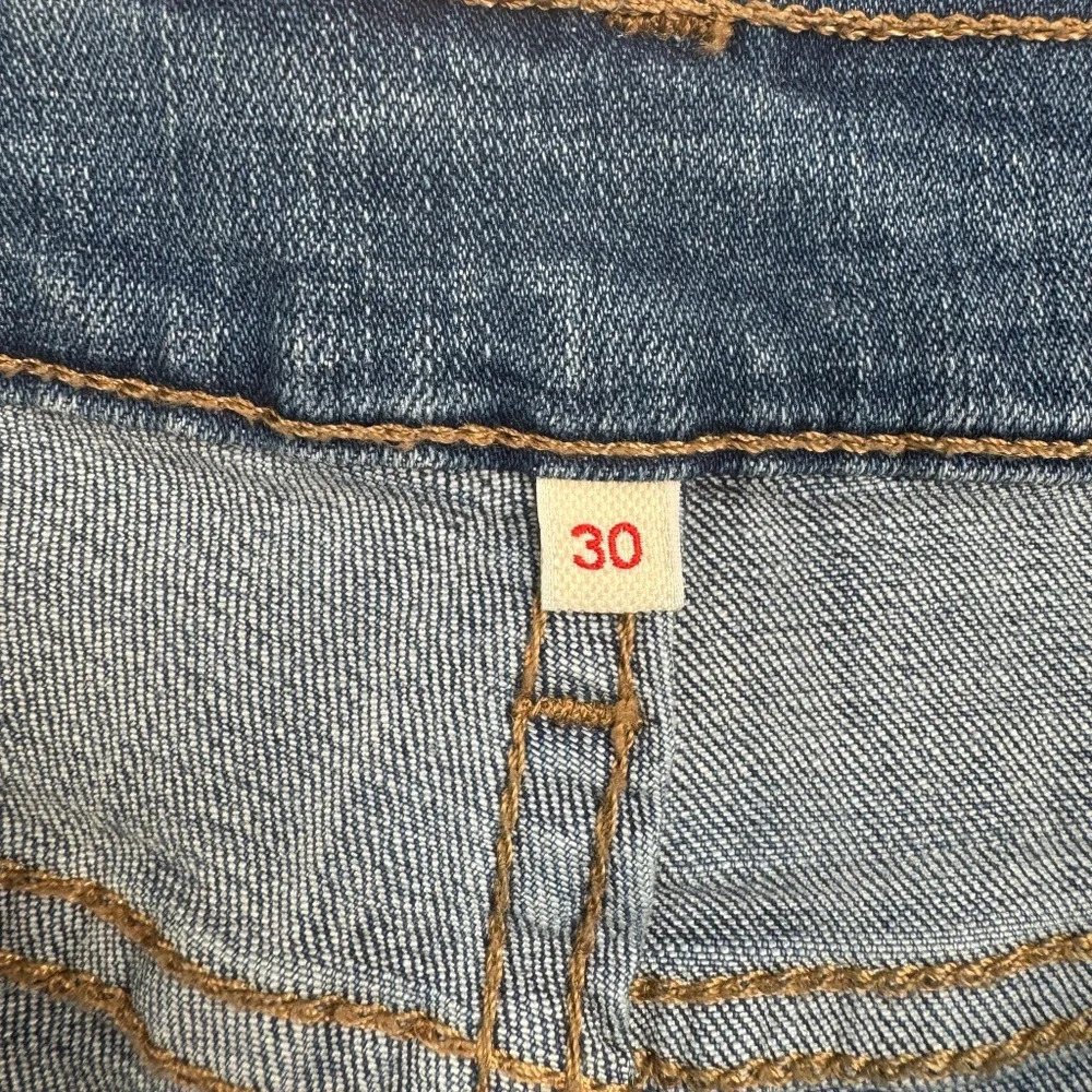 Levis Denim Jean Shorts 6 Inch Rise Womens Size 30 Medium Wash - Picture 3 of 11